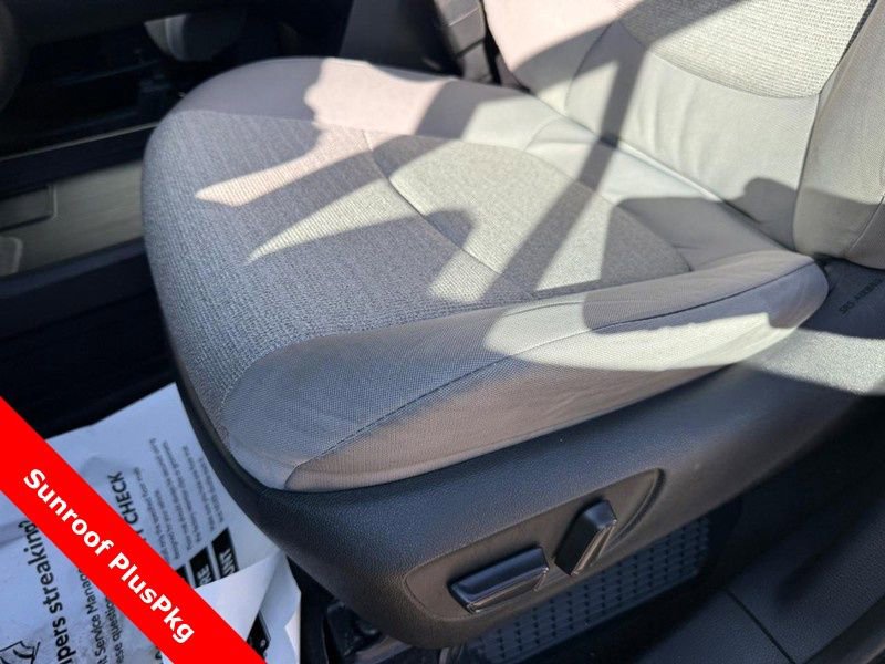 Used 2025 Toyota Sienna LE w/ LE Plus Package image 18