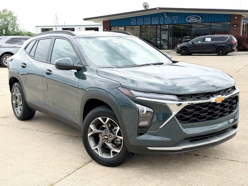 Used 2025 Chevrolet Trax LT FWD image 2