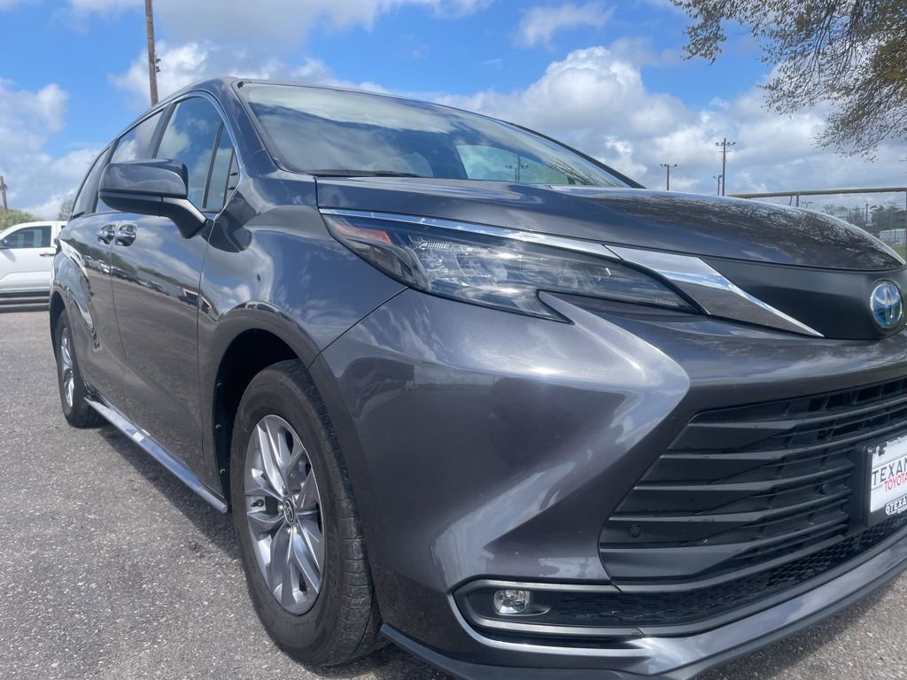 Used 2025 Toyota Sienna XLE image 9