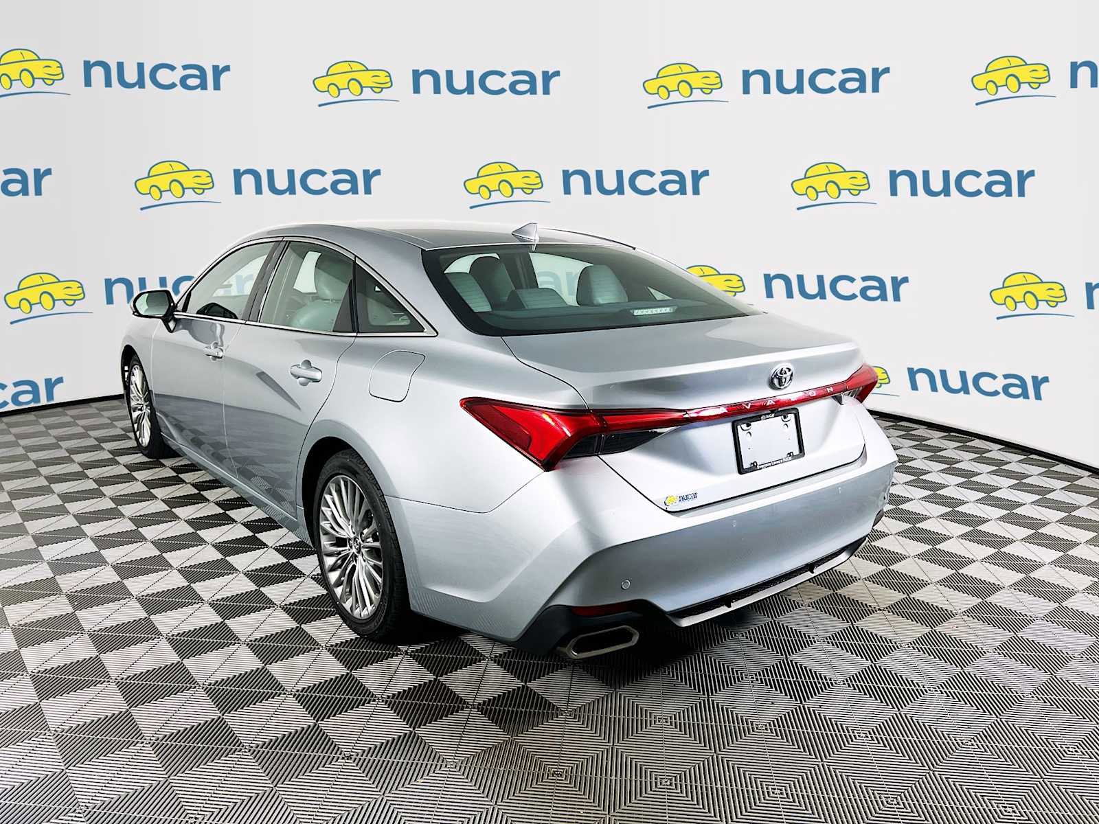 Used 2019 Toyota Avalon Limited image 5