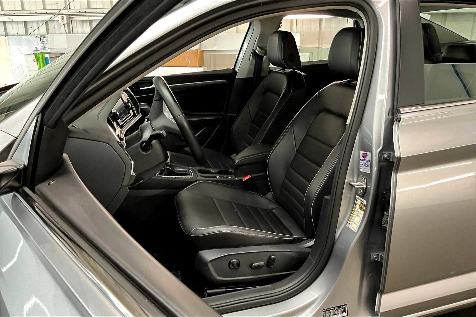 Used 2024 Volkswagen Jetta SE image 27