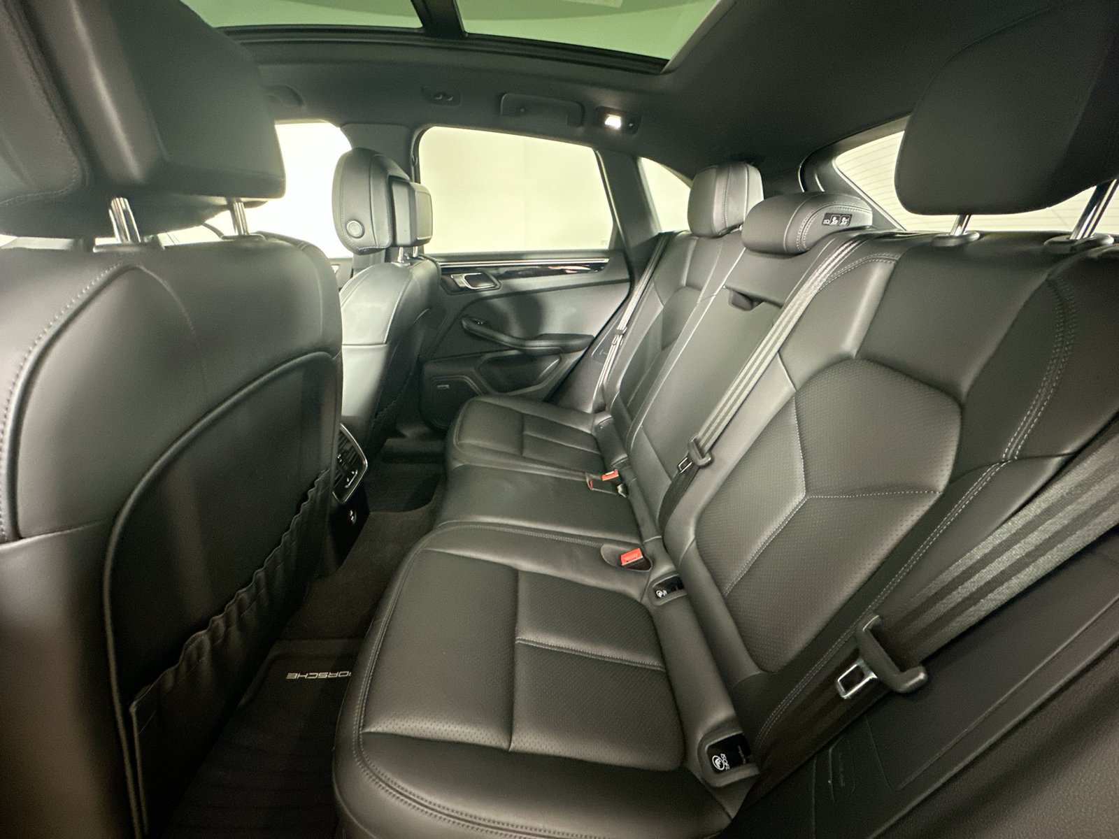 Certified 2022 Porsche Macan AWD/4WD image 39