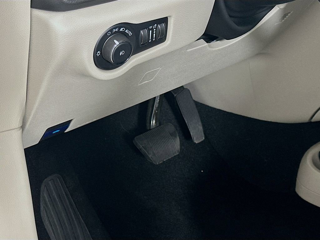 Used 2024 Chrysler Pacifica Touring-L image 10