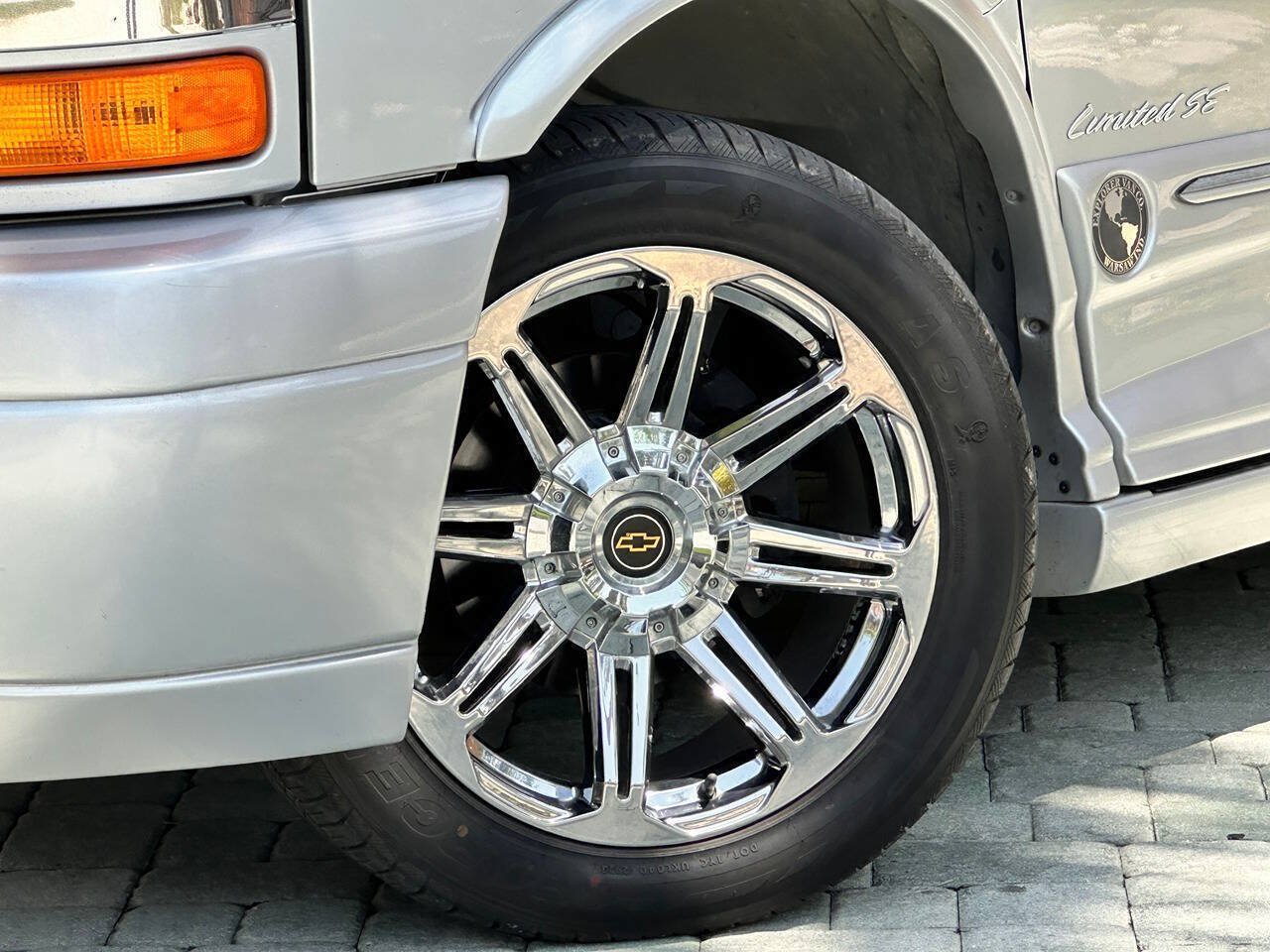 Used 2015 Chevrolet Express 2500 Extended RWD image 3
