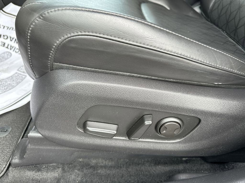 Used 2024 Kia Carnival EX FWD image 18