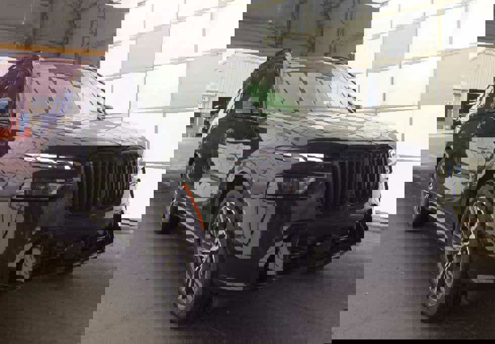 Used 2025 BMW X7 xDrive40i w/ M Sport Package image 2