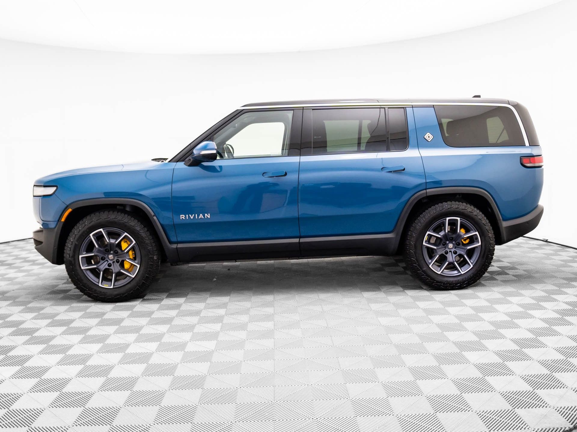 Used 2022 Rivian R1S Launch Edition video 2