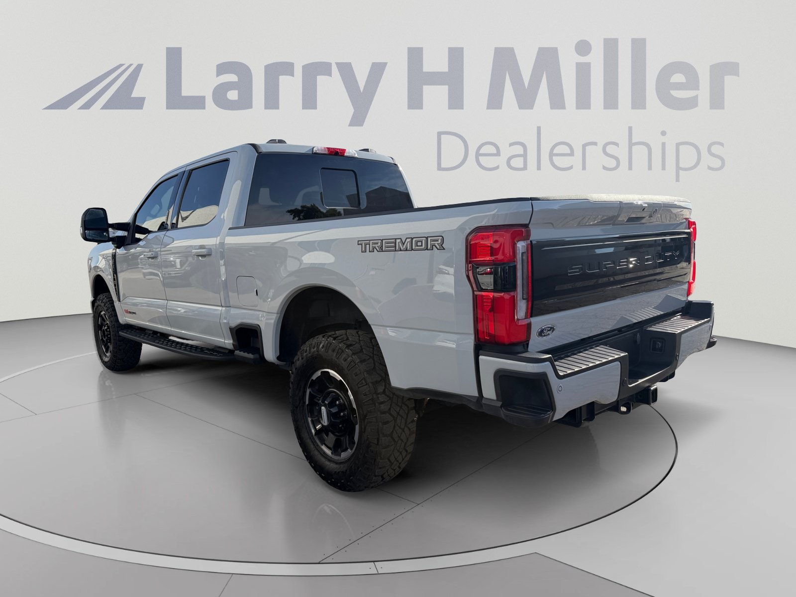 Used 2026 Ford F350 Platinum w/ Tremor Off-Road Package AWD/4WD image 3