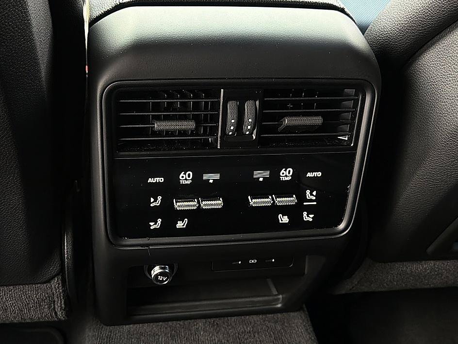 Used 2025 Porsche Cayenne AWD/4WD image 8