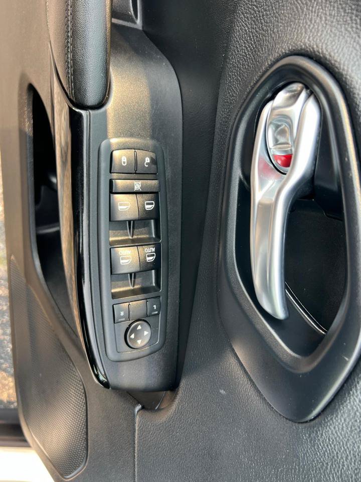 Used 2019 Jeep Cherokee Latitude Plus AWD/4WD image 15
