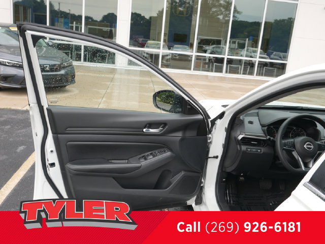 Used 2025 Nissan Altima 2.5 SV FWD image 17