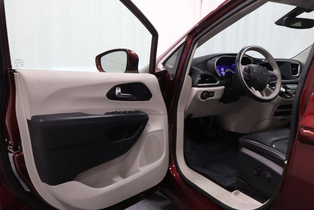 Used 2020 Chrysler Pacifica Limited w/ 8-pass Seating Package FWD image 10