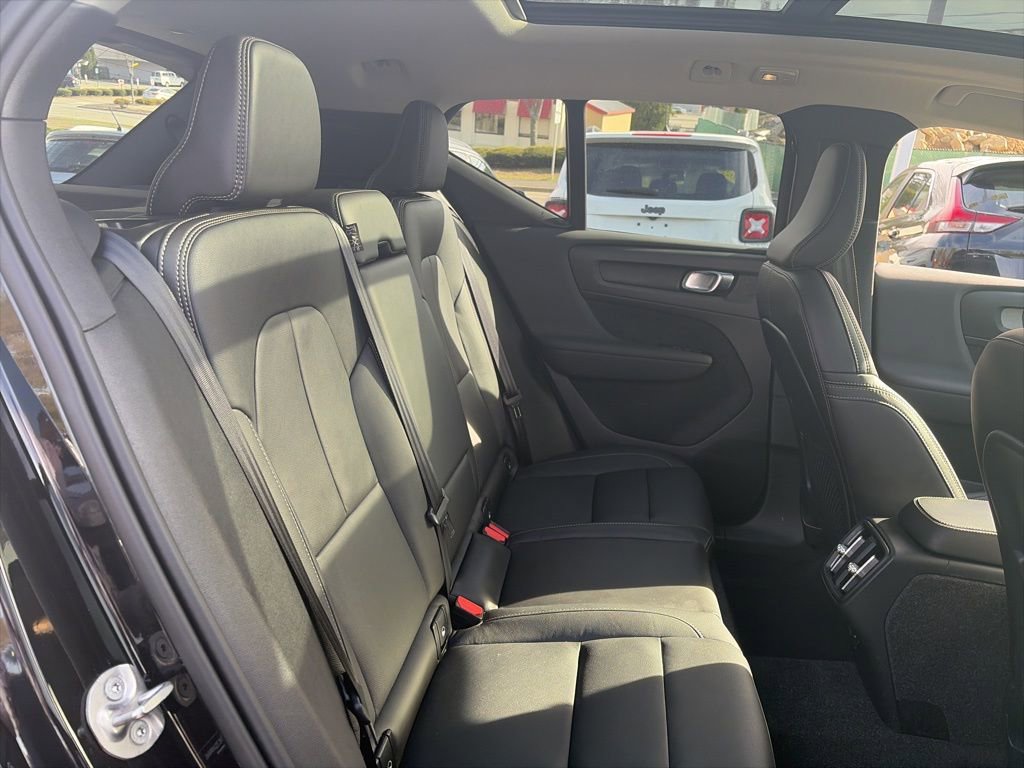 Used 2025 Volvo XC40 B5 Plus image 12