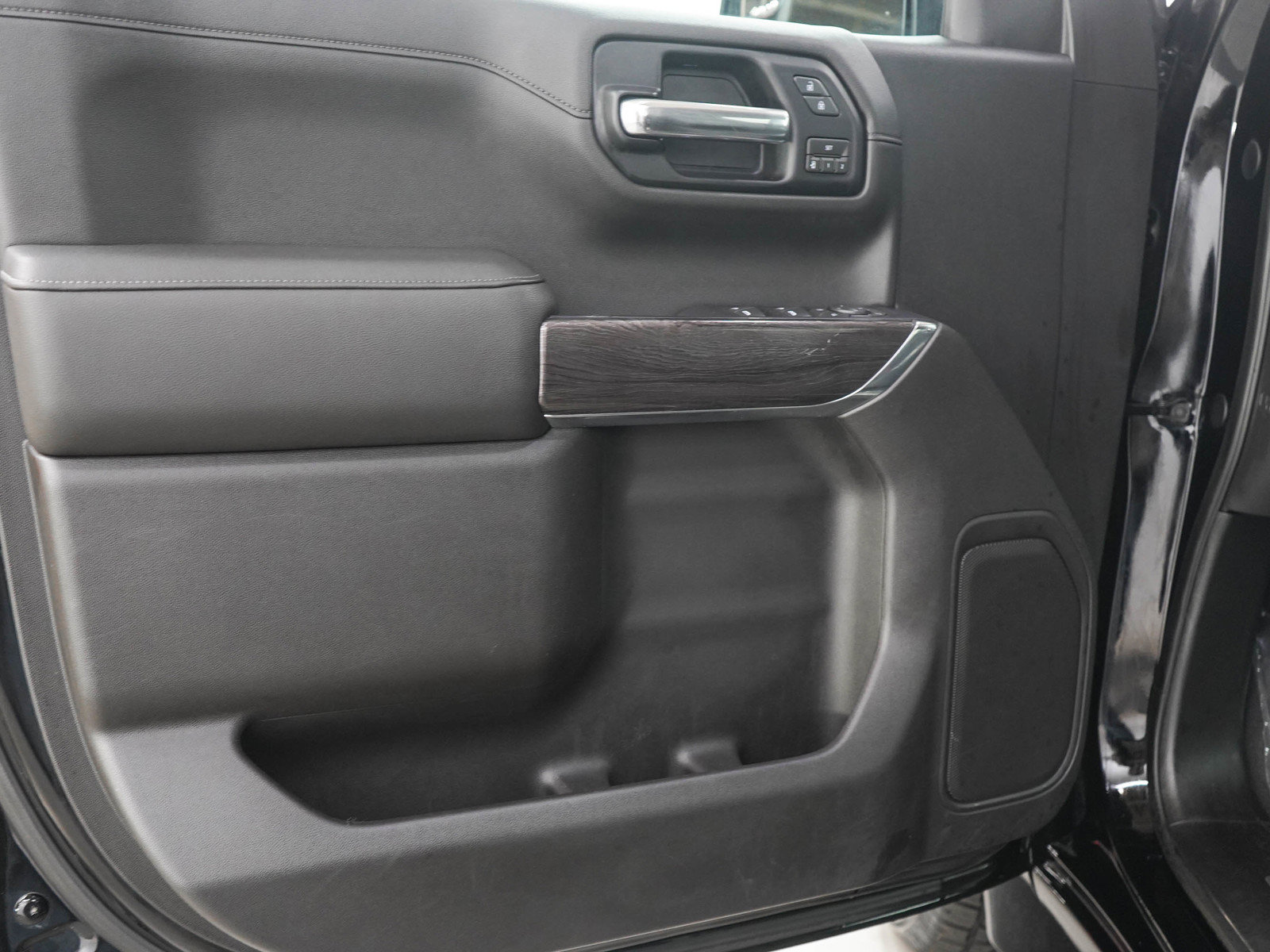 Used 2019 Chevrolet Silverado 1500 LTZ AWD/4WD image 17