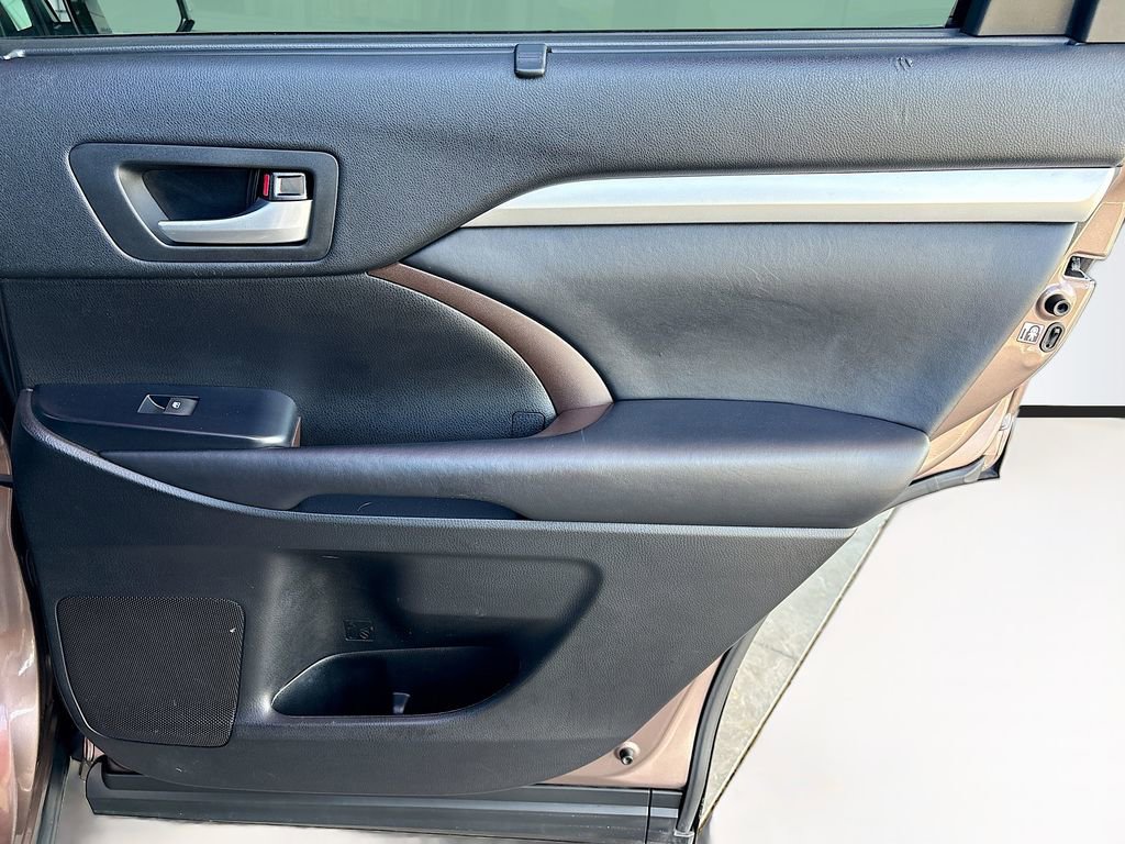 Used 2017 Toyota Highlander XLE AWD/4WD image 27