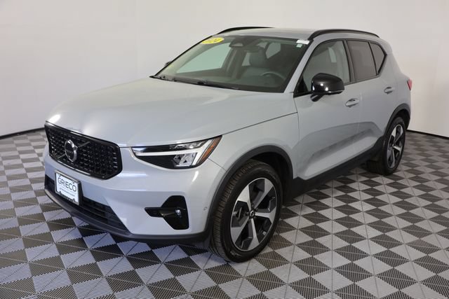 Used 2024 Volvo XC40 B5 Plus AWD/4WD image 4