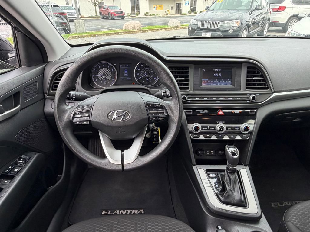 Used 2020 Hyundai Elantra SE w/ Cargo Package (C1) image 19