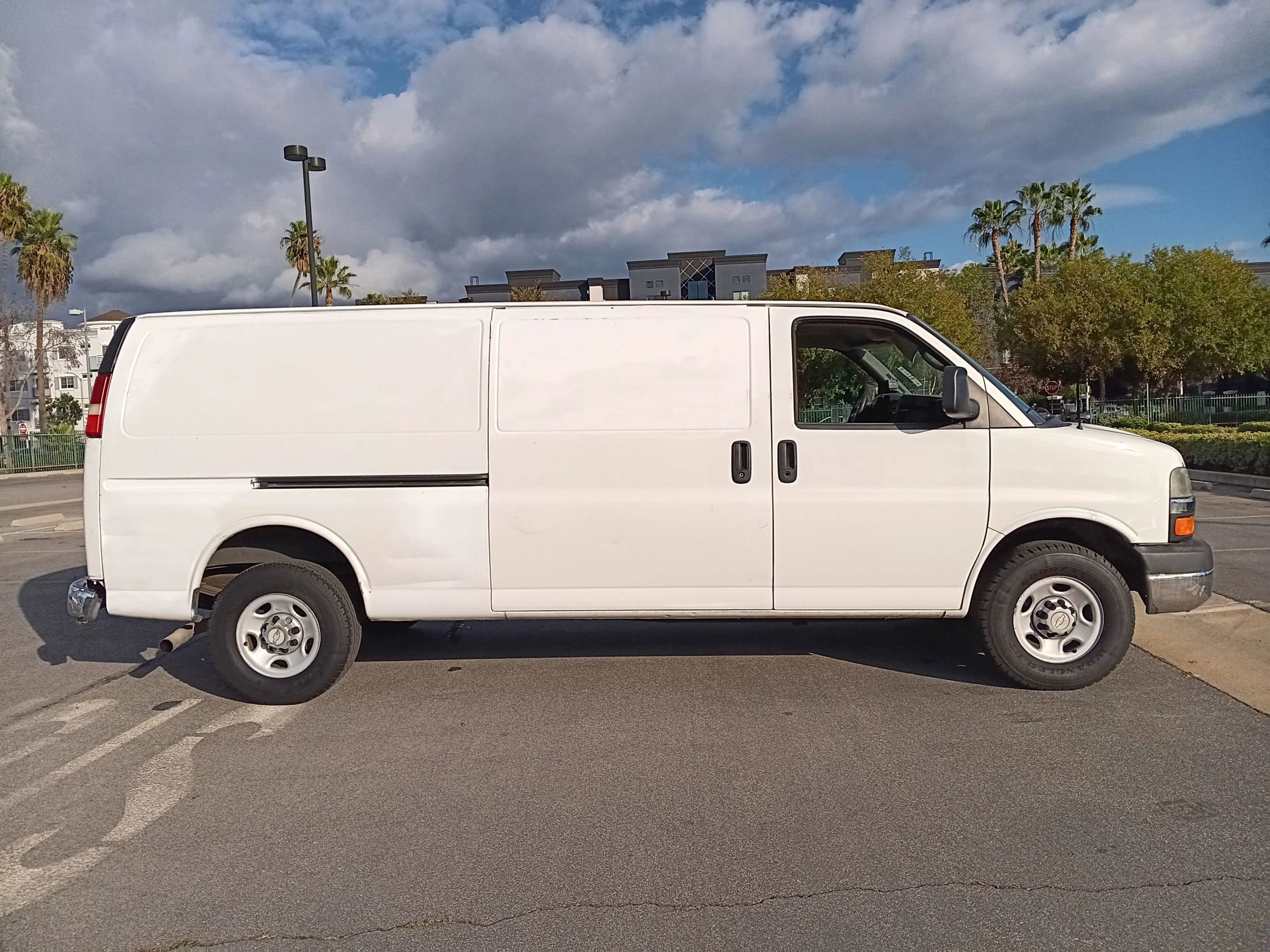 Used 2011 Chevrolet Express 2500 Extended Van 3D w/ Power Package image 4