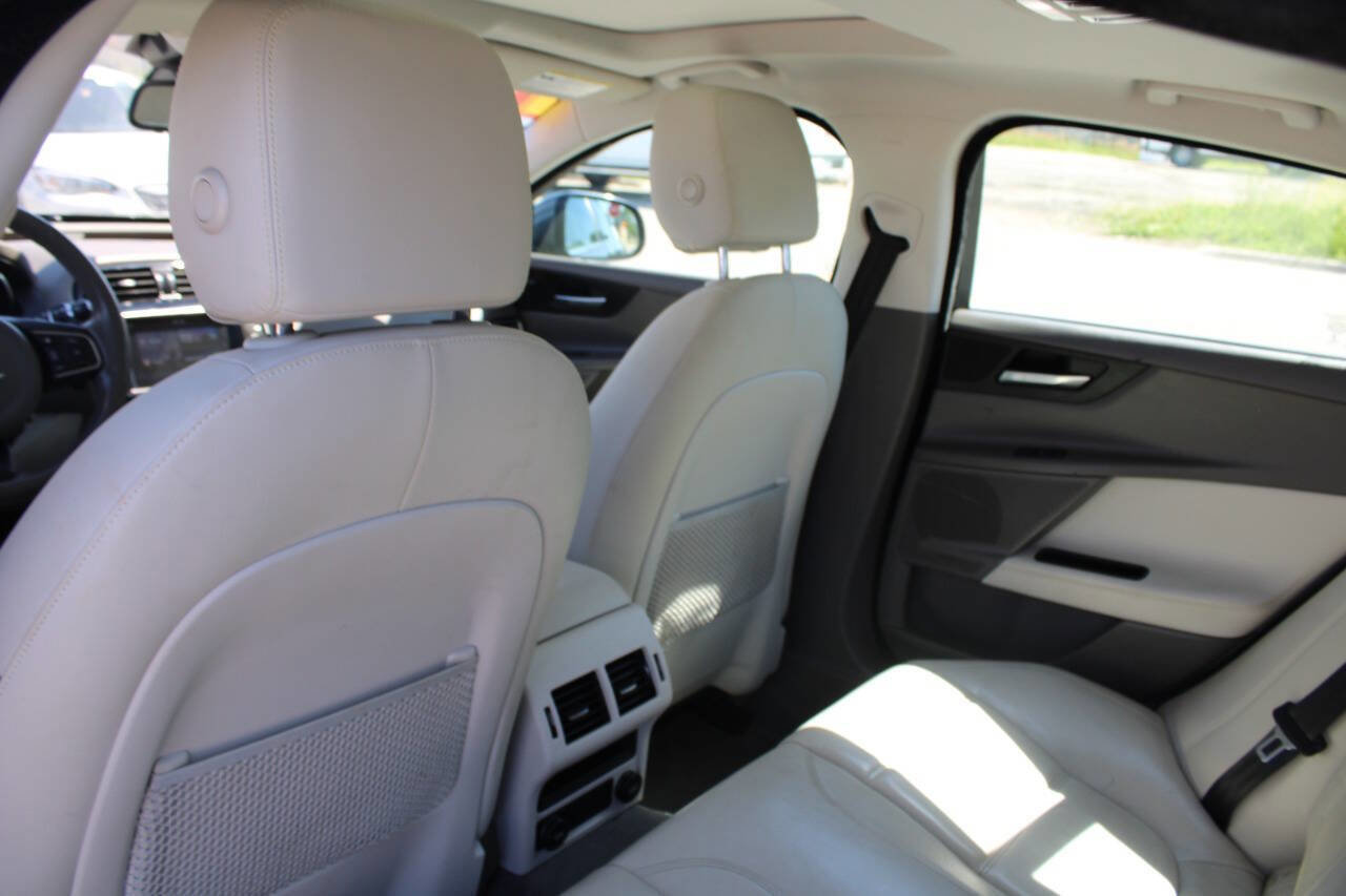 Used 2017 Jaguar XE Prestige AWD/4WD image 16