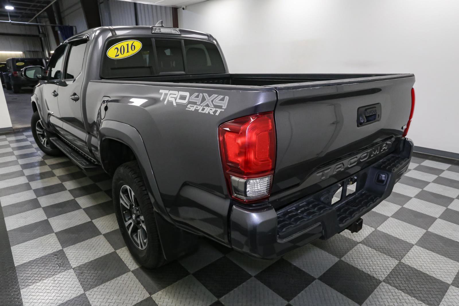 Used 2016 Toyota Tacoma TRD Sport image 11