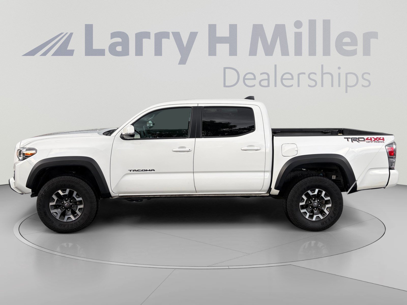 Used 2023 Toyota Tacoma TRD Off-Road w/ Technology Package AWD/4WD image 2