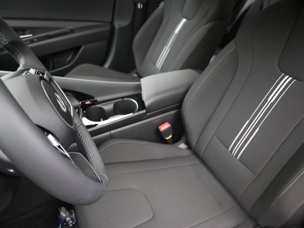Certified 2025 Hyundai Elantra SEL FWD image 21
