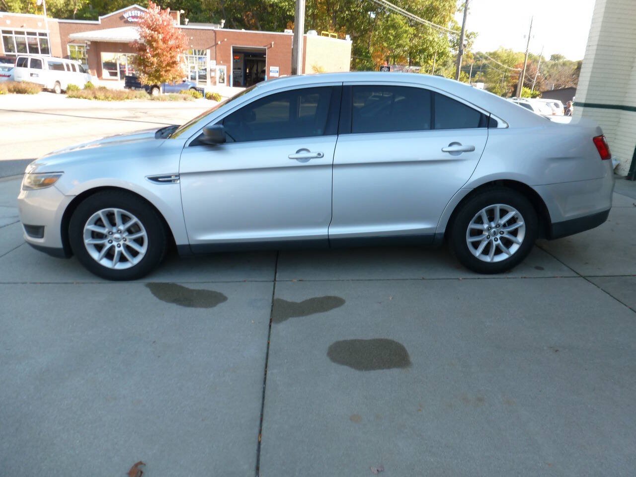 Used 2015 Ford Taurus SE FWD image 6