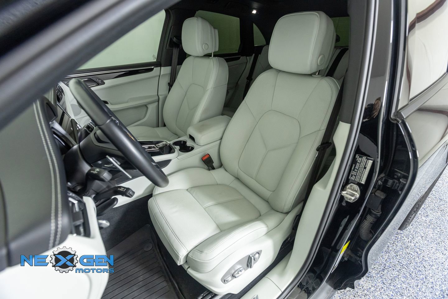 Used 2024 Porsche Macan AWD/4WD image 26