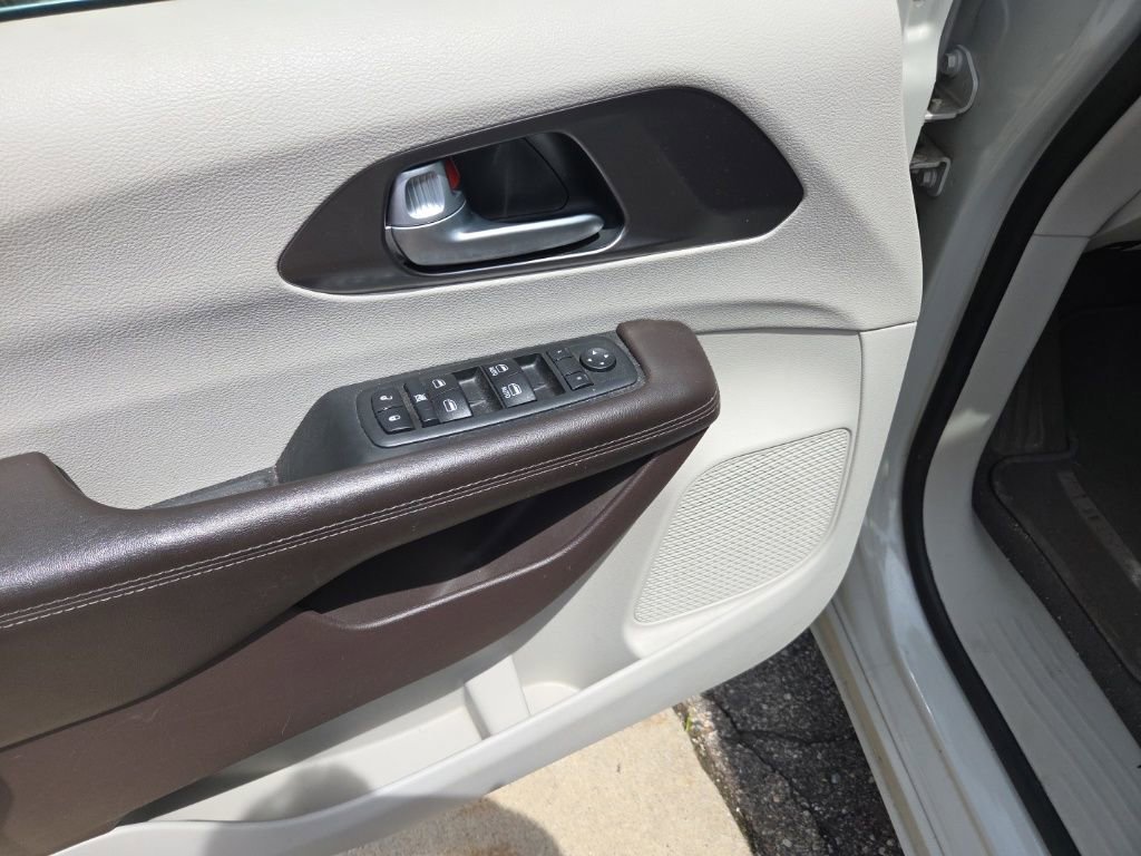 Used 2017 Chrysler Pacifica Touring Plus w/ Tire & Wheel Group FWD image 12