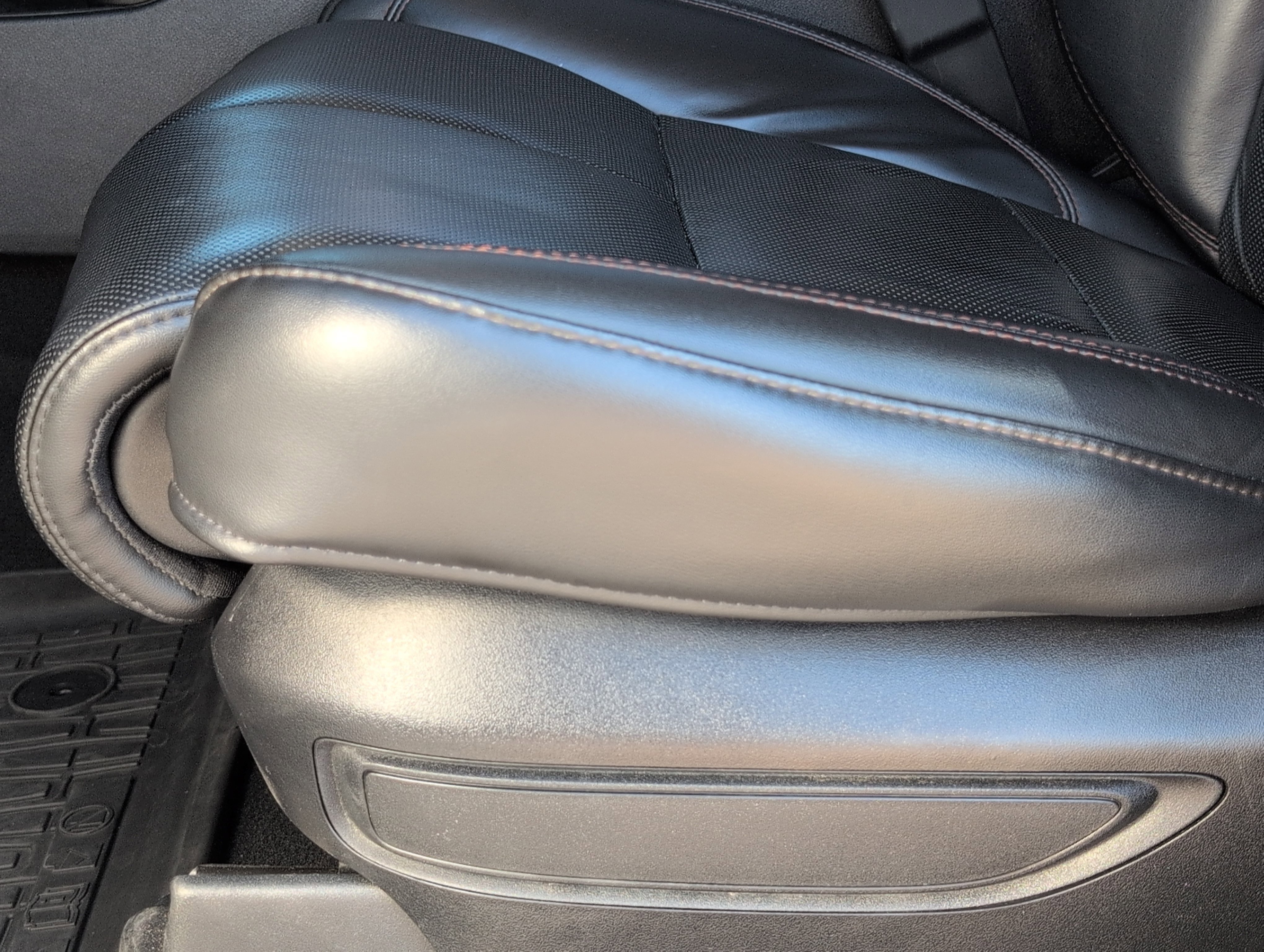 Used 2023 Lincoln Aviator Reserve w/ Equipment Group 201A image 11