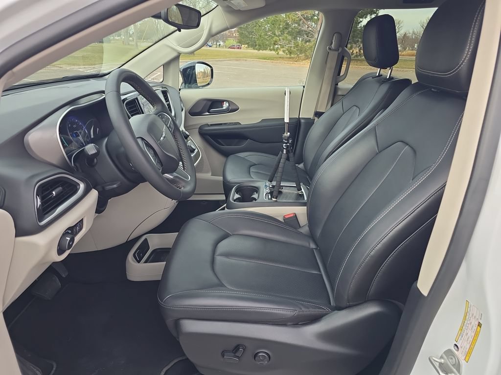 Used 2024 Chrysler Pacifica Touring-L FWD image 10