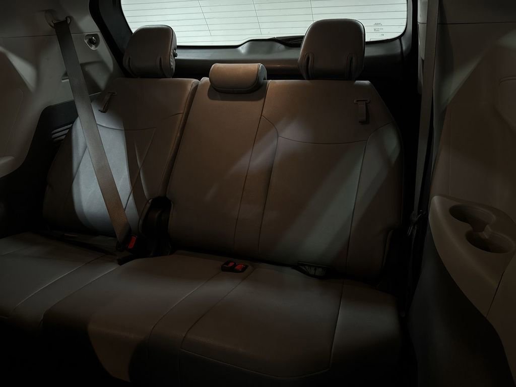 Used 2024 Toyota Sienna XLE image 29