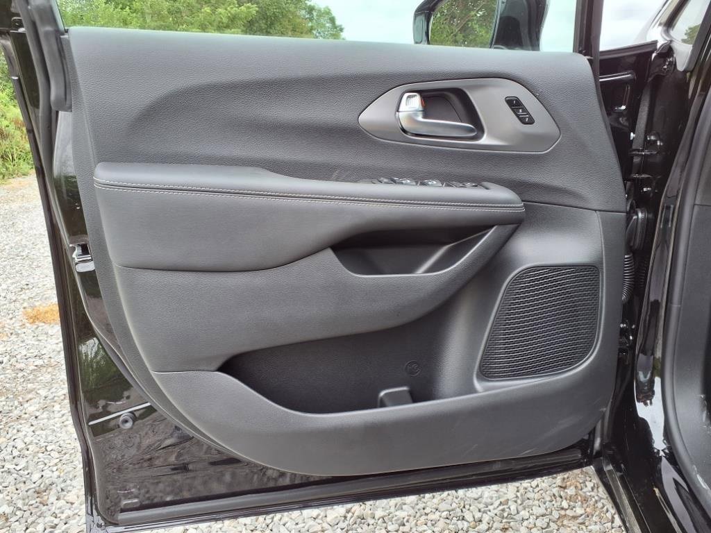 New 2026 Chrysler Pacifica Select image 24