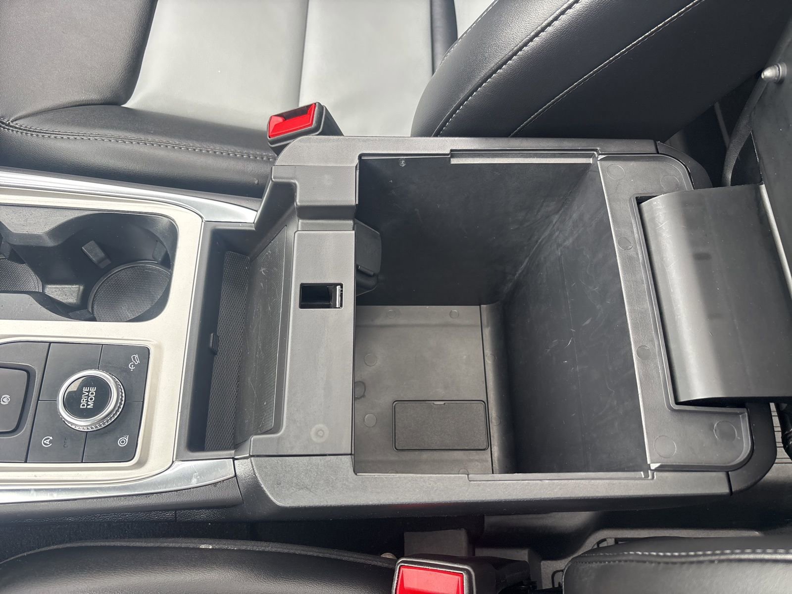 Certified 2023 Ford Explorer XLT w/ Equipment Group 202A image 31