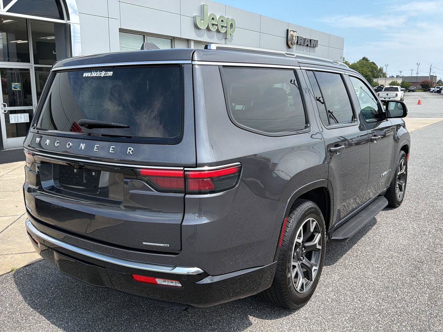 Used 2023 Jeep Wagoneer Series III w/ Preferred Equipment Group AWD/4WD image 10