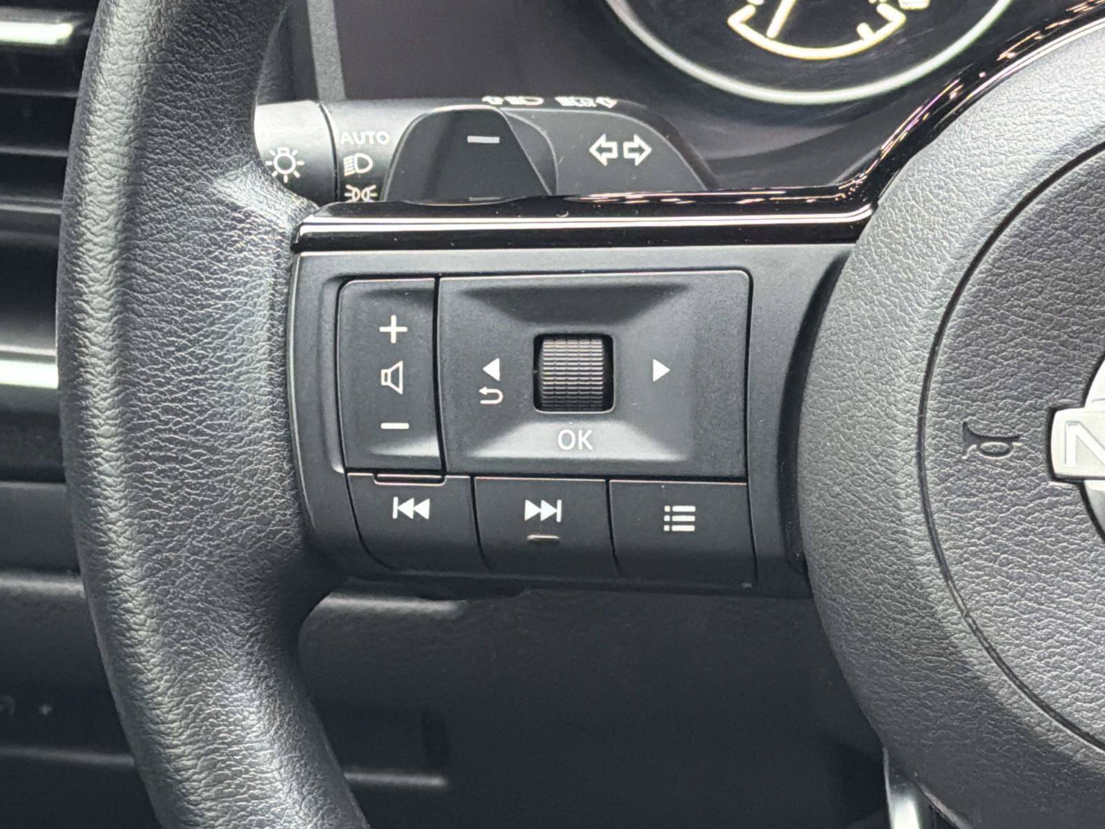Used 2023 Nissan Rogue SV AWD/4WD image 17