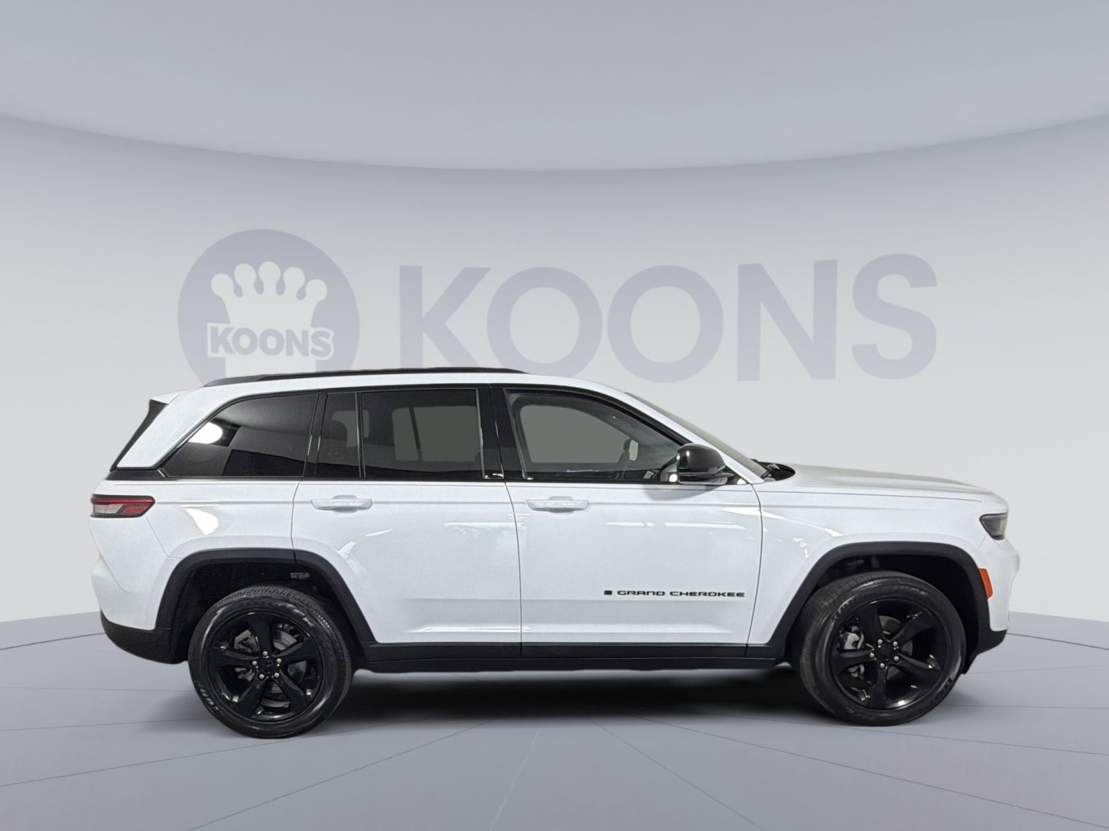 Used 2023 Jeep Grand Cherokee Altitude image 8