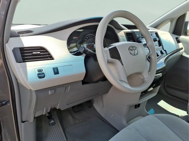 Used 2014 Toyota Sienna L FWD image 13