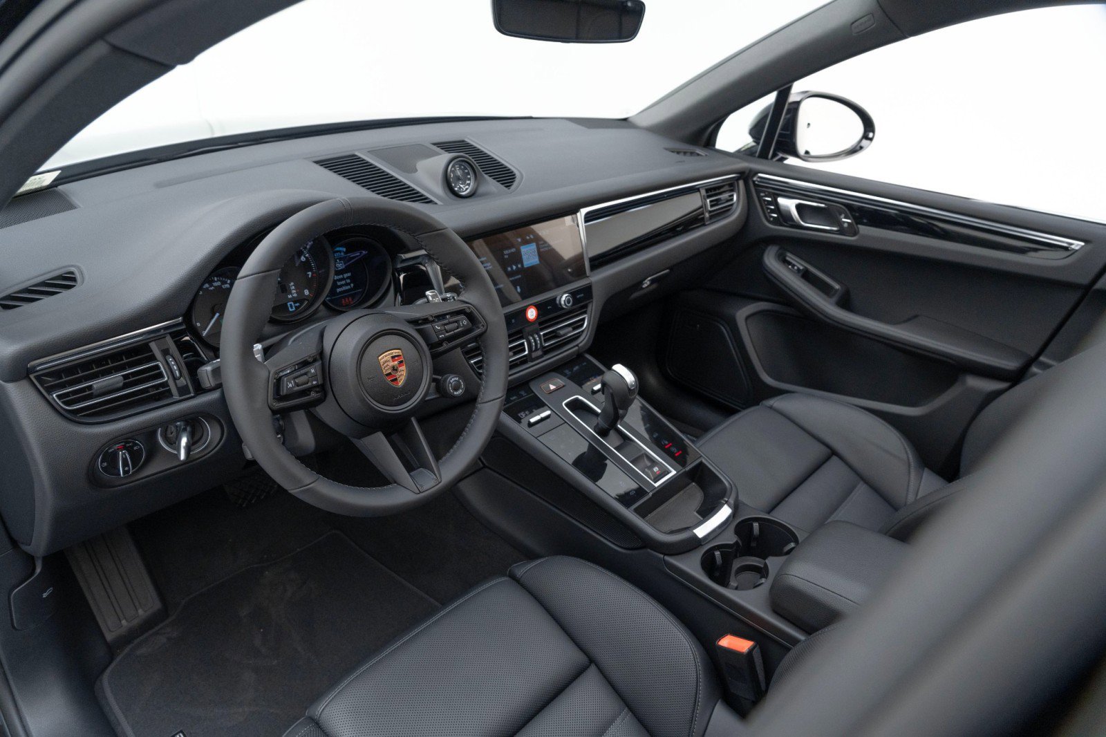 New 2025 Porsche Macan image 4