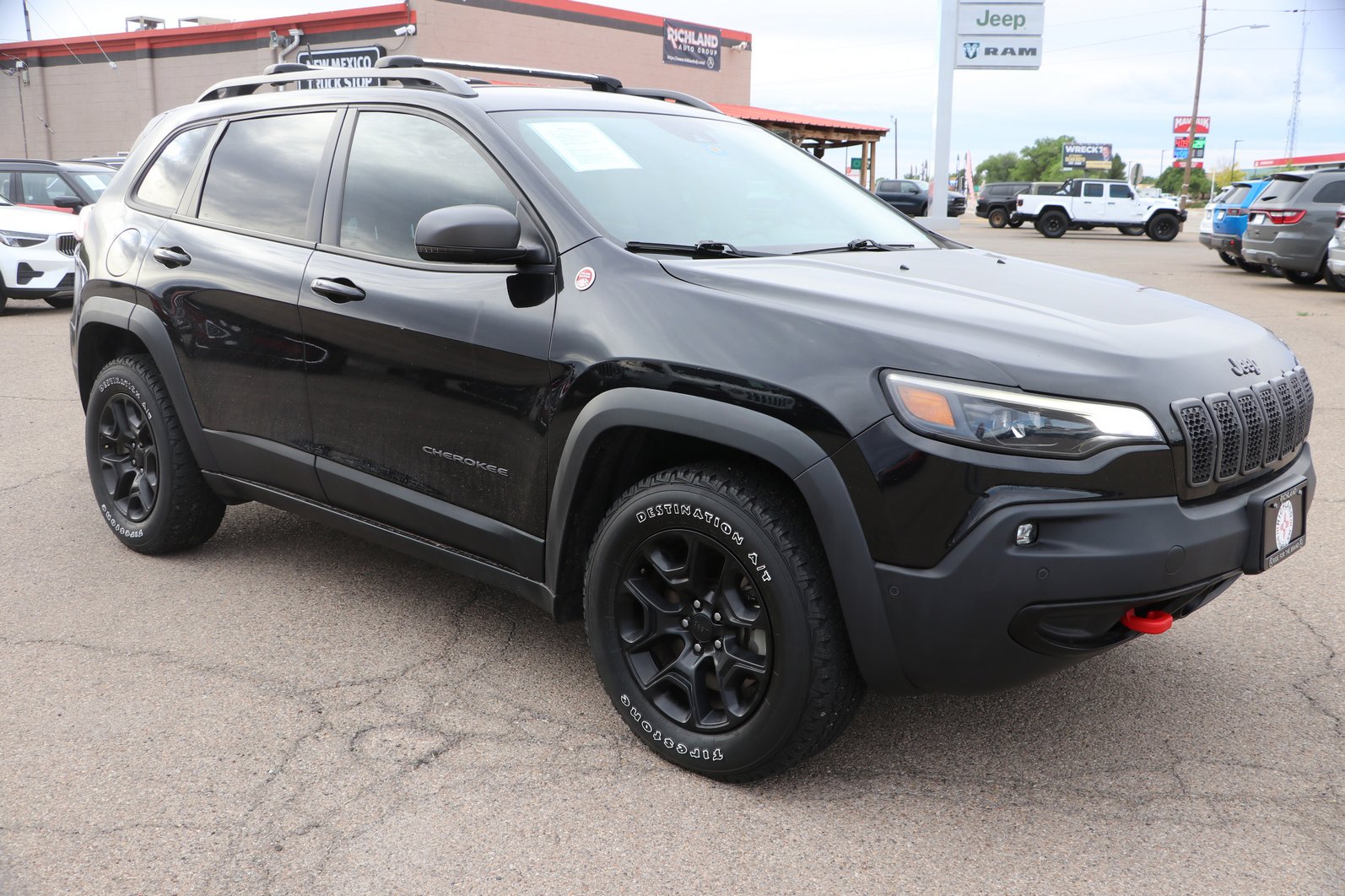Used 2019 Jeep Cherokee Trailhawk AWD/4WD image 1