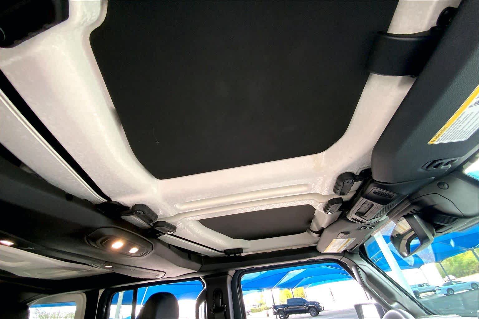 Used 2025 Jeep Wrangler Unlimited Rubicon AWD/4WD image 14