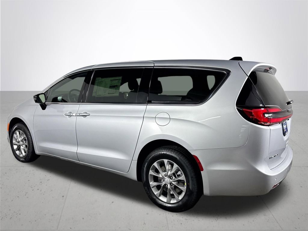 New 2026 Chrysler Pacifica Limited image 8