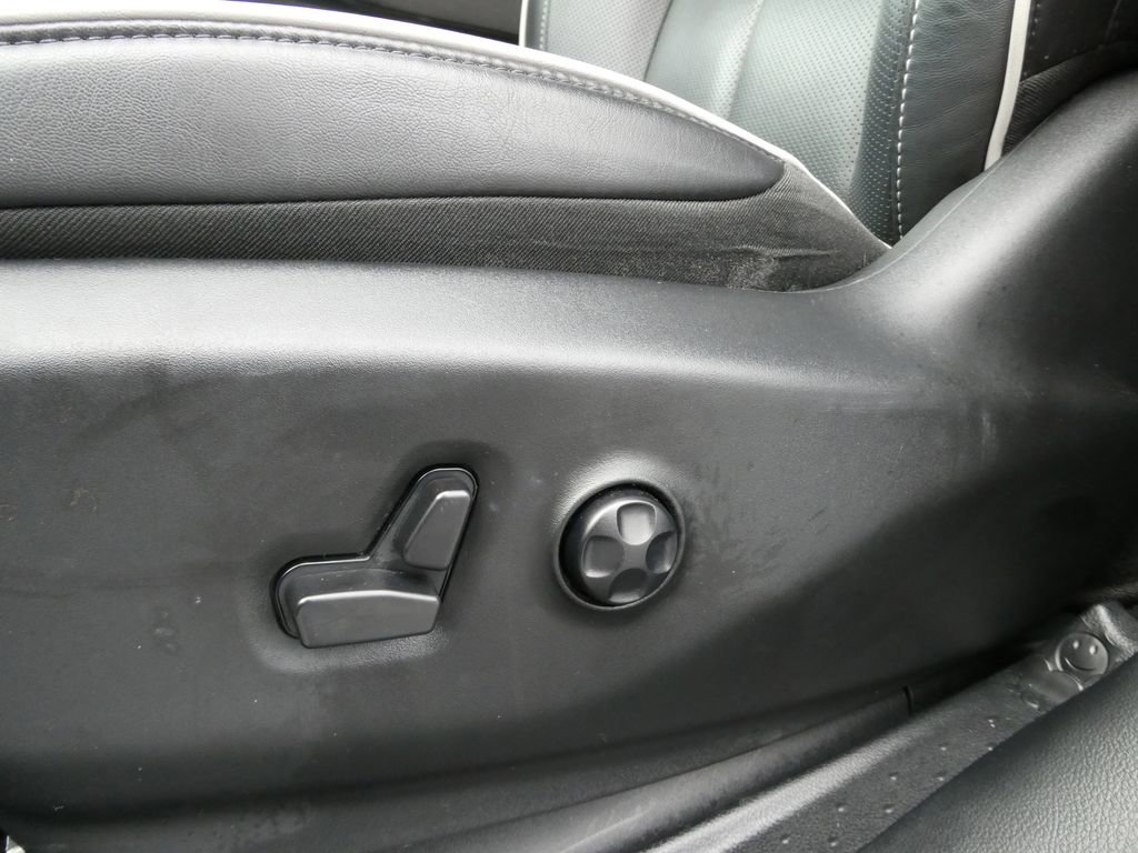 Used 2024 Chrysler Pacifica Premium image 27