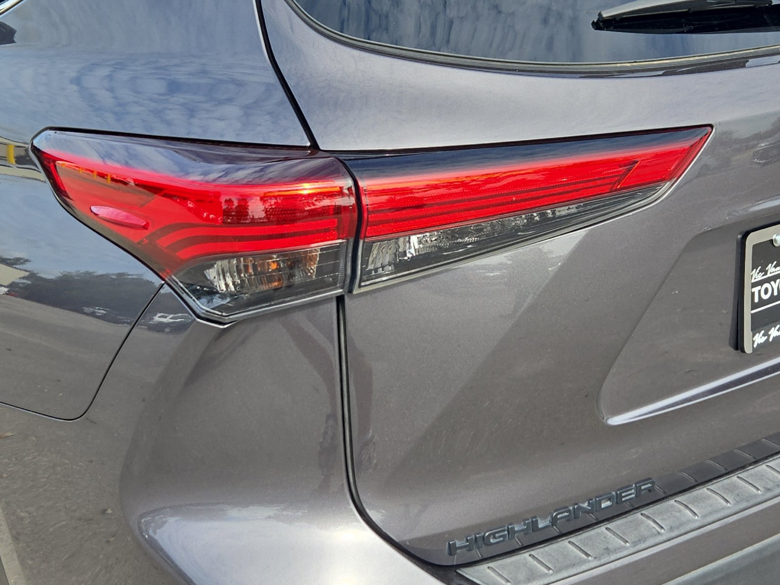 Used 2023 Toyota Highlander LE FWD image 26