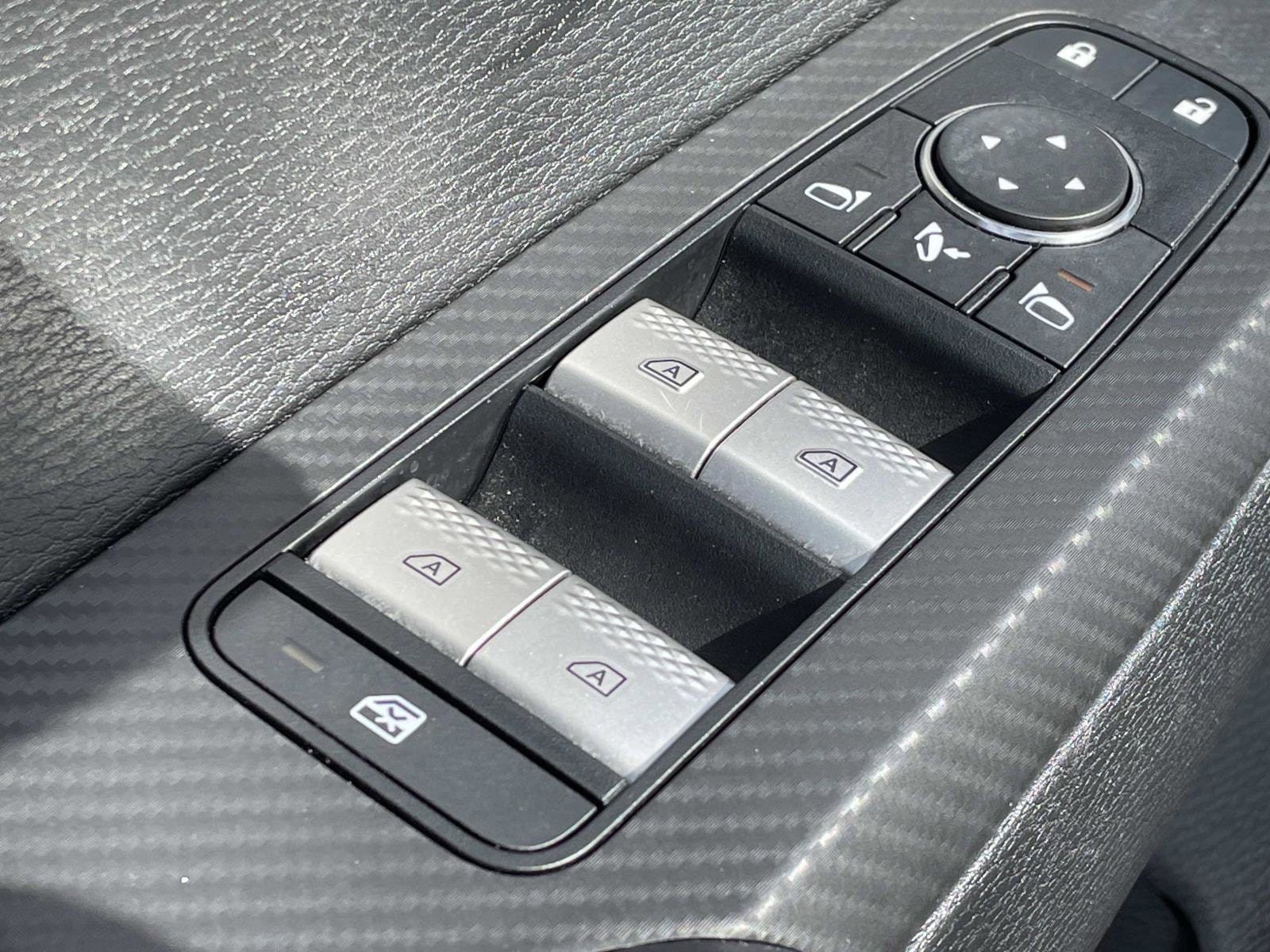 Used 2025 Mitsubishi Outlander SE FWD image 17
