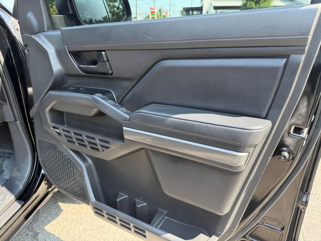 Used 2025 Toyota Tacoma SR5 AWD/4WD image 25