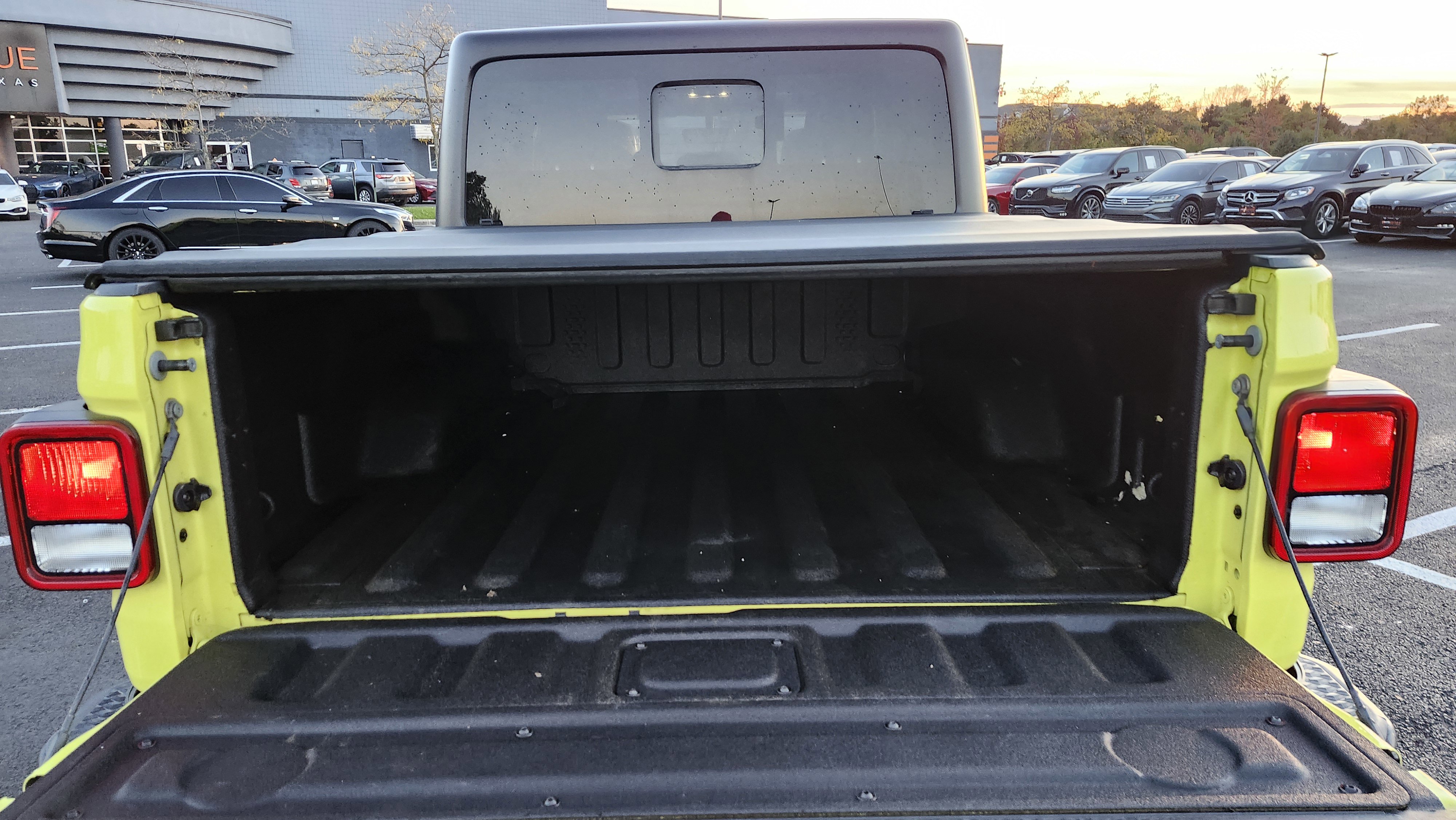 Used 2023 Jeep Gladiator Overland w/ Cold Weather Group image 14