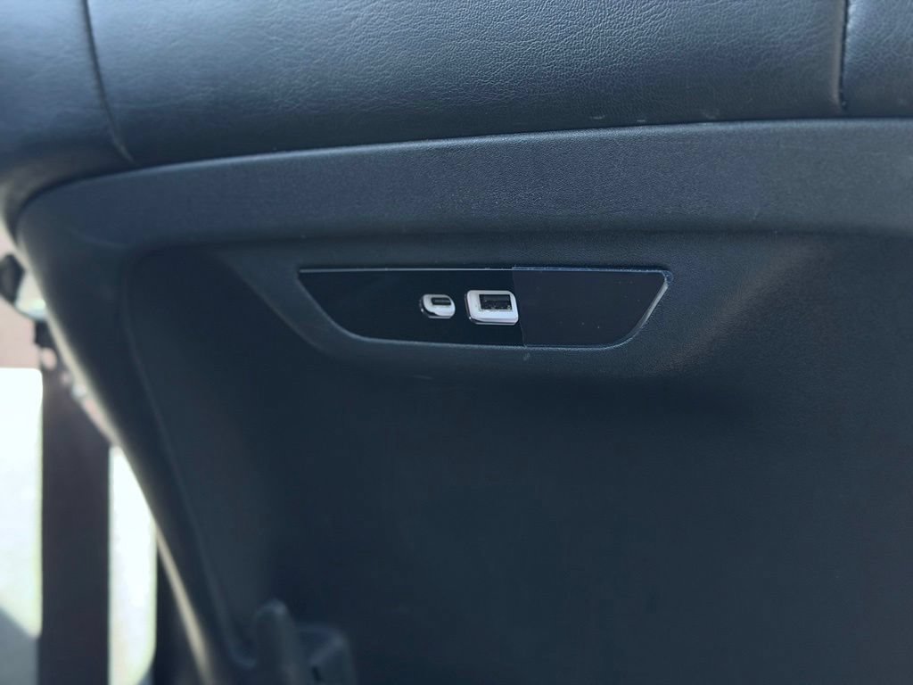 Used 2025 Chrysler Pacifica Limited FWD image 32