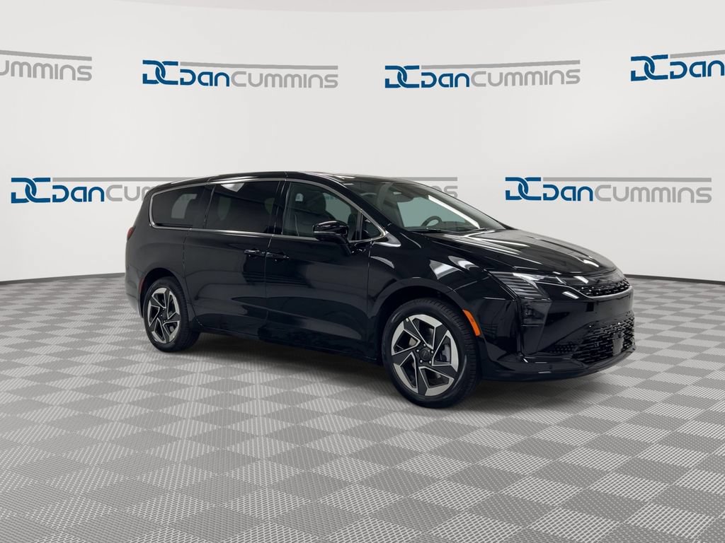 New 2027 Chrysler Pacifica Limited w/ Family Tech Group AWD/4WD image 2