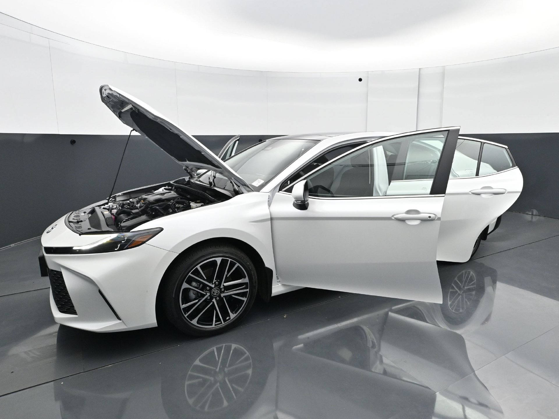 Used 2025 Toyota Camry XLE AWD/4WD image 29